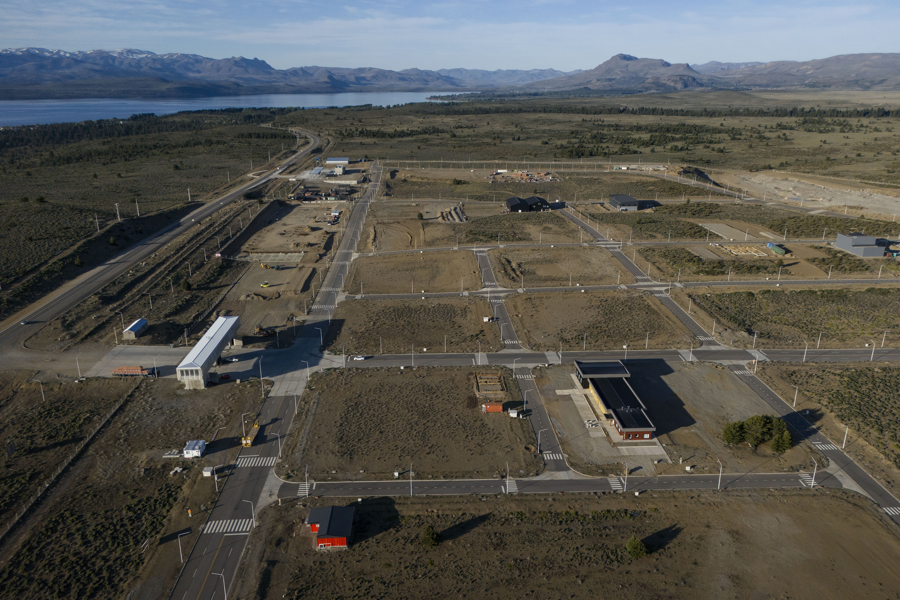 El Parque Productivo, Tecnológico e Industrial de Bariloche tiene un movimiento de construcciones inusual. Ya hay empresas en actividad. Foto: Marcelo Martinez 