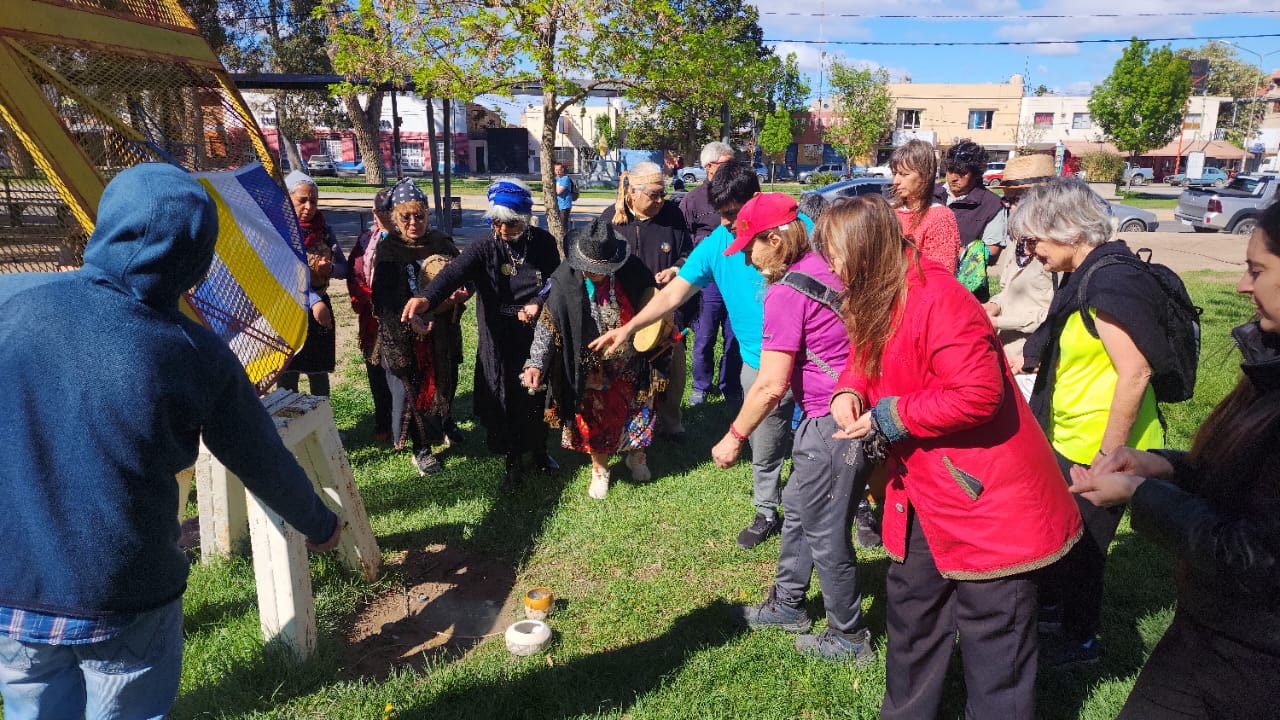 Hubo acto en Allen para el recambio de la bandera mapuche. Foto: @MagdalenaOdarda.