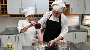 Estudiantes de Bariloche elaboraron dos premezclas de harina saludables que presentarán en Uruguay