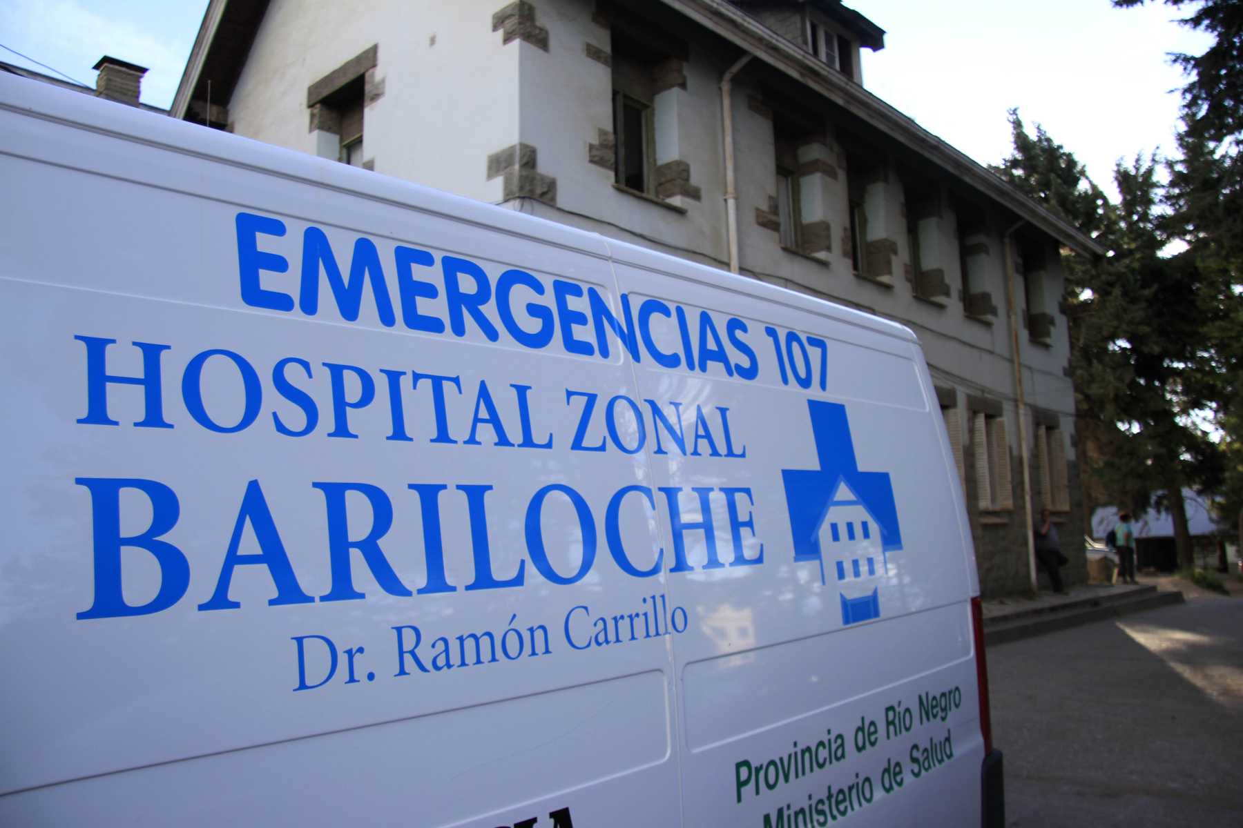 Los tres ocupantes del vehículo fueron derivados al hospital de Bariloche. Foto Archivo.