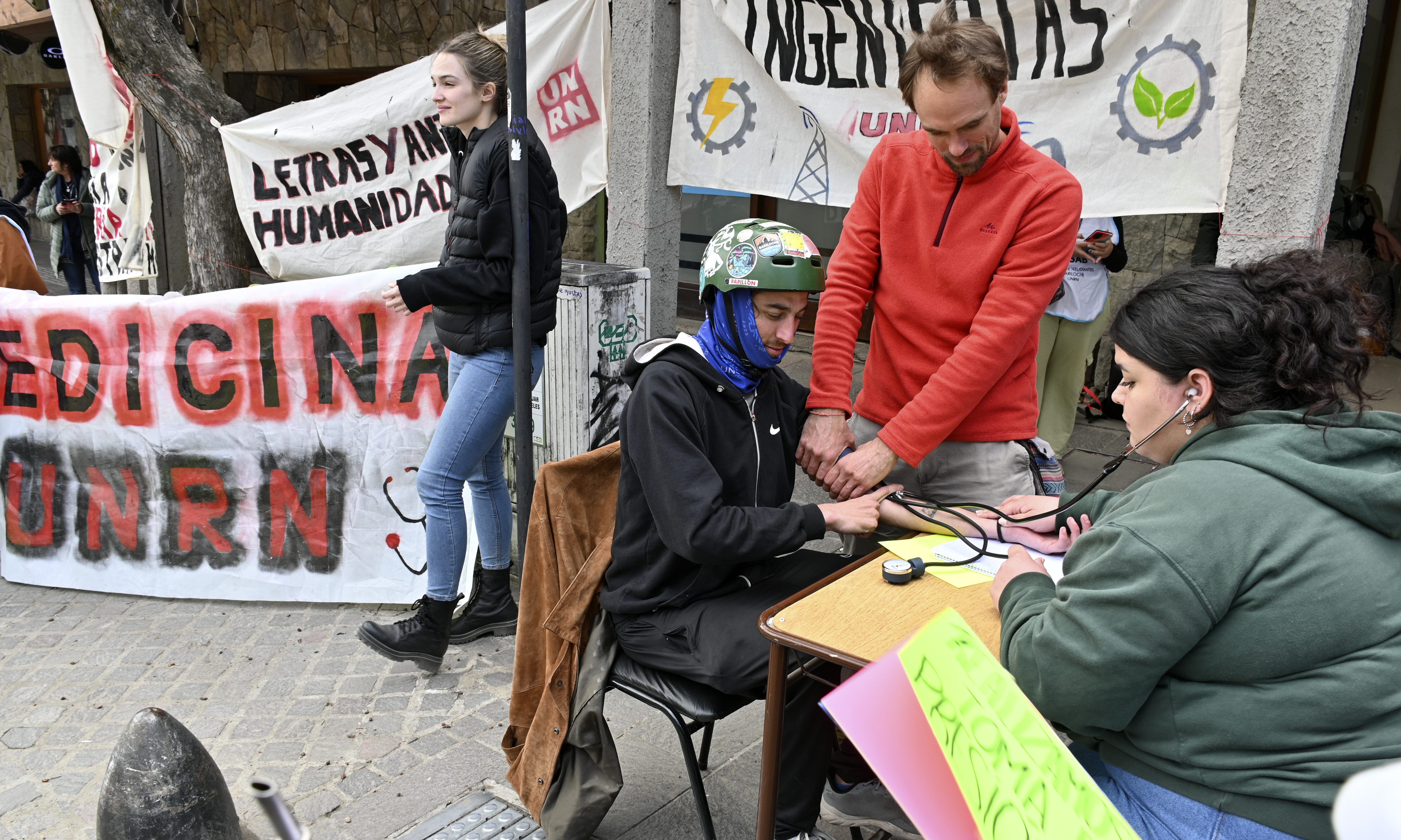 Afuera de la sede Mitre de la UNRN Zona Andina los estudiantes toman la presión, como una acción dentro de la vigilia en defensa de la universidad pública. Foto: Chino Leiva