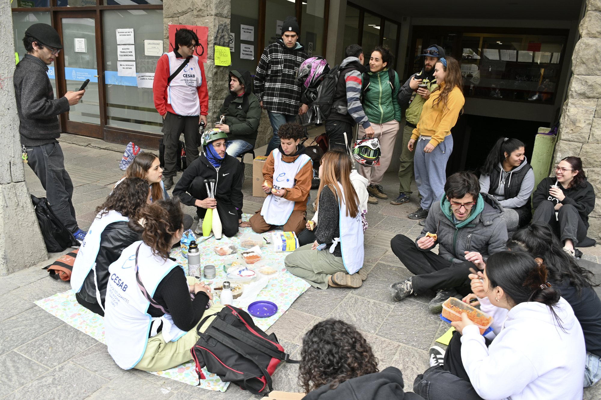 Esta tarde, estudiantes de la UNRN improvisoraron un almuerzo comunitario en la vereda de calle Mitre, como parte de la protesta contra el veto. Foto: Chino Leiva