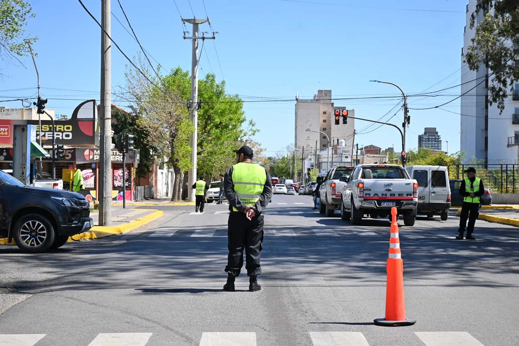 El operativo para acostumbrar a los conductores al único sentido, con 35 agentes de tránsito, disminuirá esta semana. Luego vendrán las multas por circular en contramano (foto Florencia Salto)