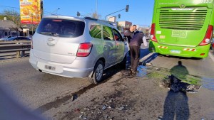 Una camioneta chocó a un colectivo en la Ruta 22 de Neuquén