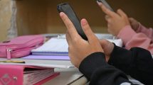 Imagen de Neuquén debate limitar el uso del celular en las aulas: ¿ayudará en el aprendizaje o será un retorno «a las cavernas»?