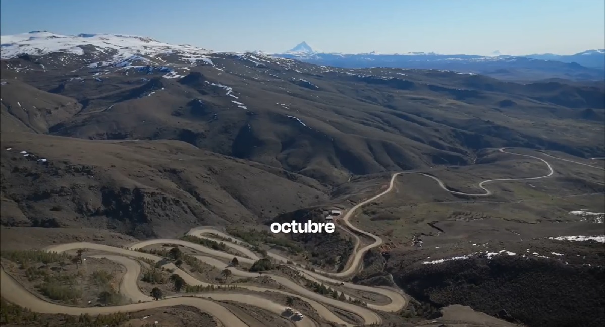 Desde el punto más alto se puede ver tres volcanes: Lanín, Villarica y el Quetrupillan (captura video de Rolando Figueroa)