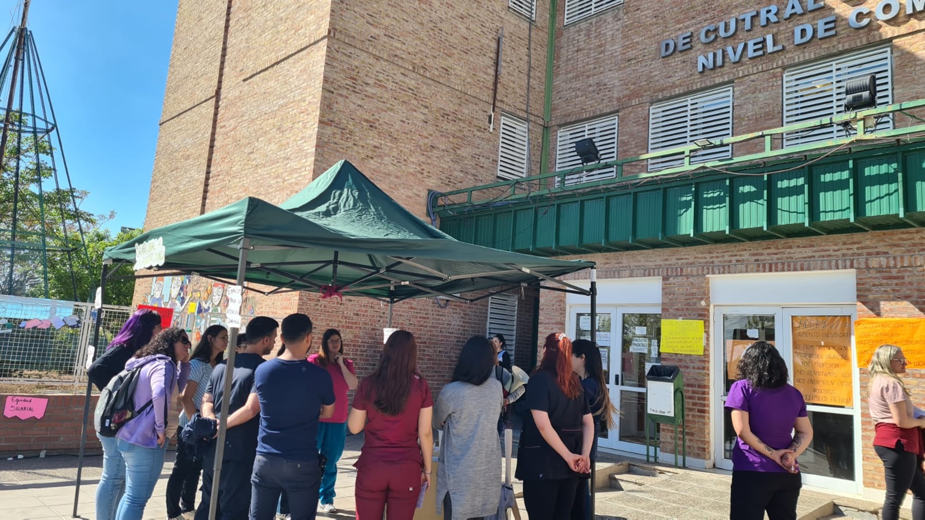 Hicieron una radio abierta en el acceso al hospital de Cutral Co (Foto: Andrea Vazquez)