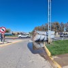 Imagen de Volcó un camión con 8000 kilos de manzanas sobre la Ruta 22 en Cutral Co