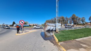 Volcó un camión con 8000 kilos de manzanas sobre la Ruta 22 en Cutral Co