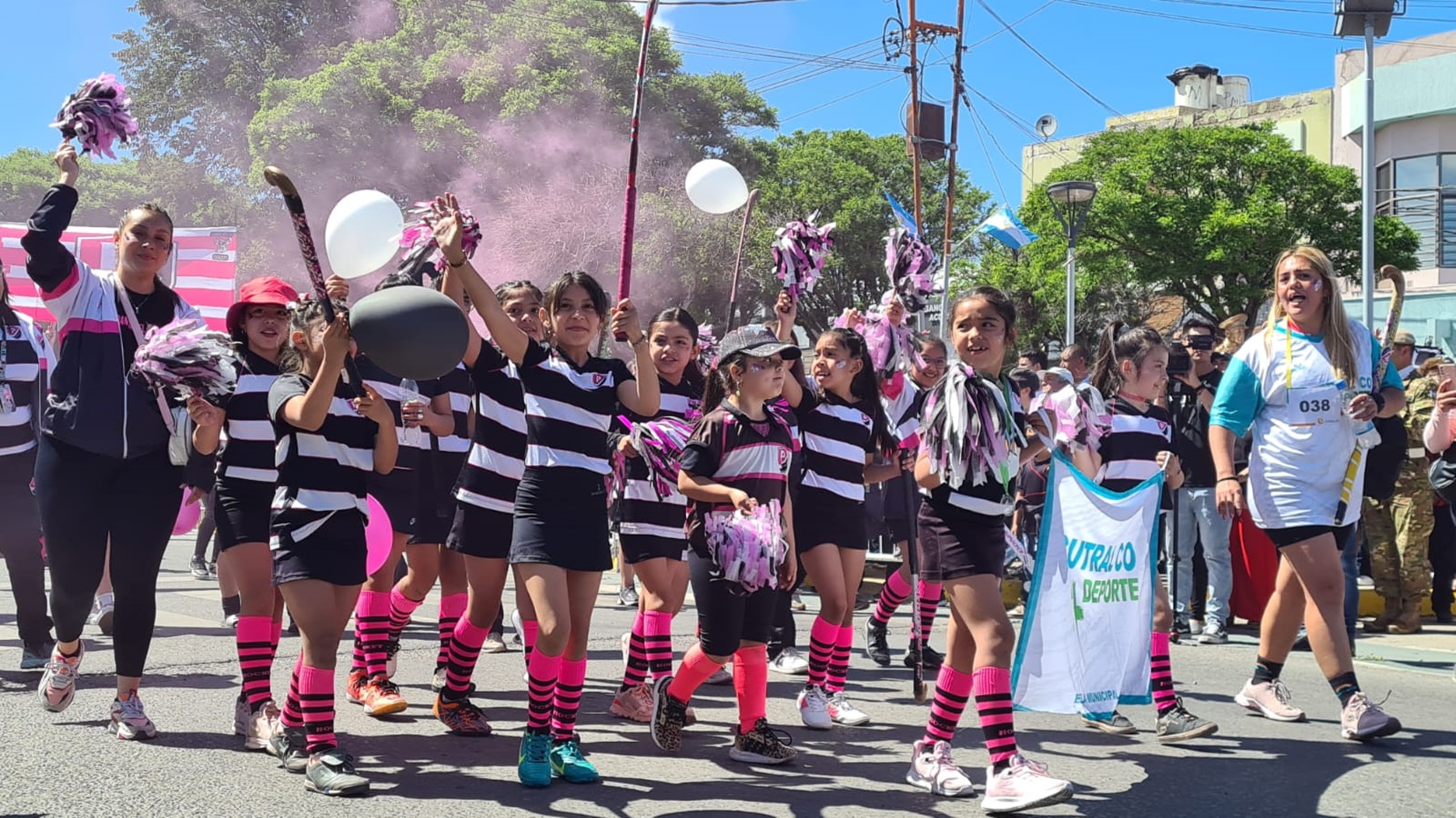 El colorido desfile se llevó adelante frente al monolito fundacional (Foto: Andrea Vazquez)