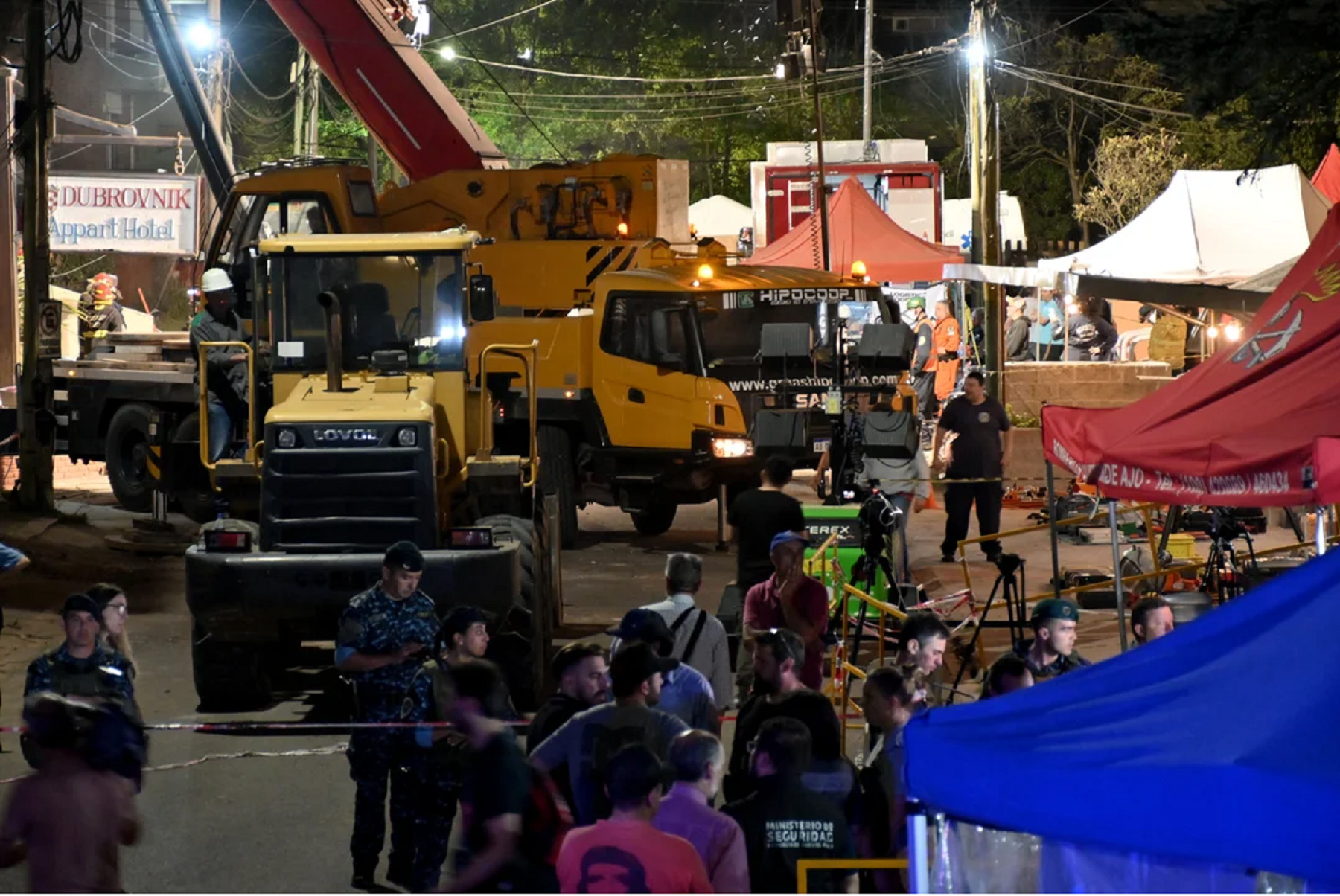 Encontraron el cuerpo de una mujer en el derrumbe de Villa Gesell. (Foto Noticias Argentinas).