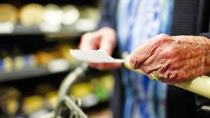 Atención jubilados: ANSES mantiene estos descuentos para compras en supermercados de Neuquén y Roca