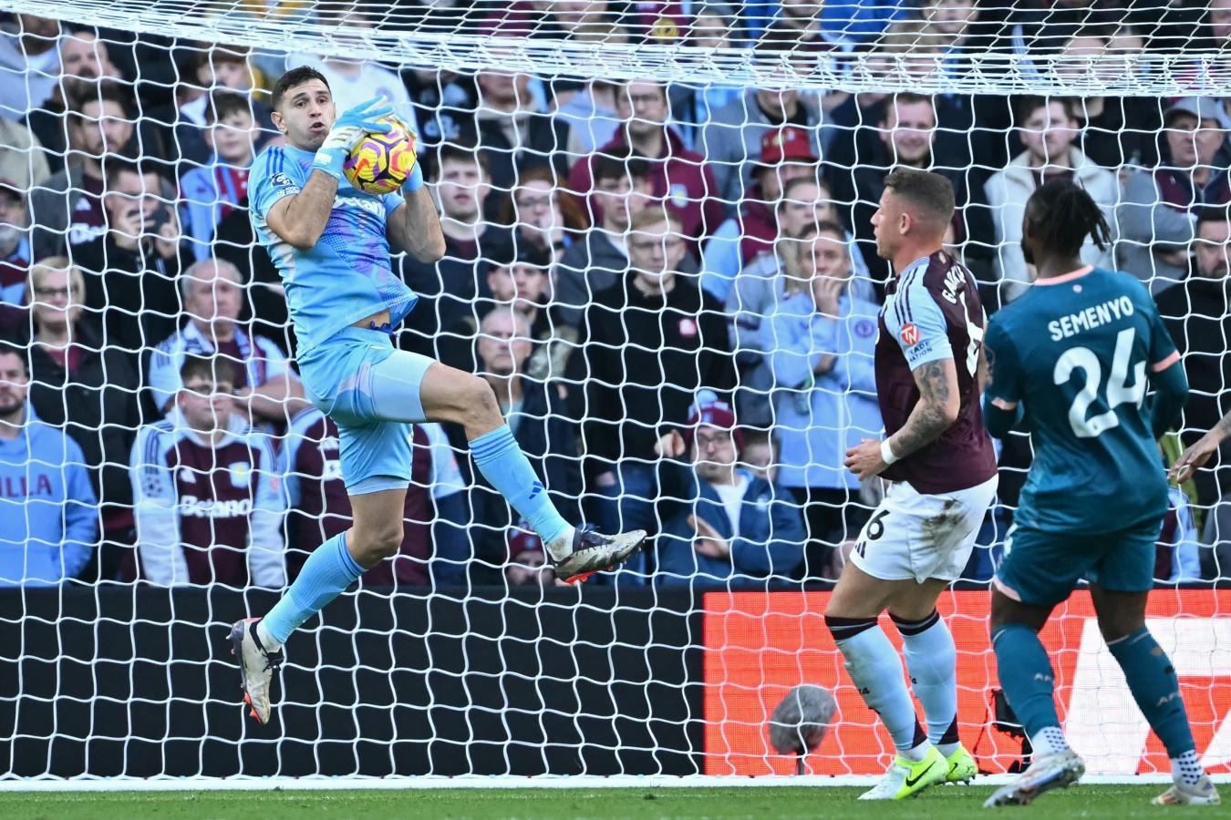 El arquero argentino fue figura en el empate de Aston Villa en una nueva fecha del fútbol inglés. 