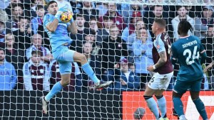 Las buenas atajadas del Dibu Martínez no le alcanzaron al Aston Villa en la Premier League