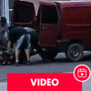 Imagen de VIDEO | Intento de secuestro en Neuquén: encapuchados golpean a un hombre para cargarlo a una camioneta