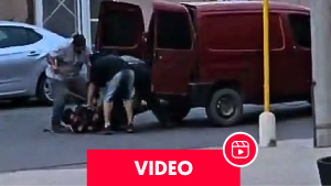 VIDEO | Intento de secuestro en Neuquén: encapuchados golpean a un hombre para cargarlo a una camioneta