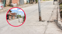 Imagen de ¿Error de cálculos? Asfaltaron una calle de Neuquén y dejaron los postes de luz en el medio, las fotos