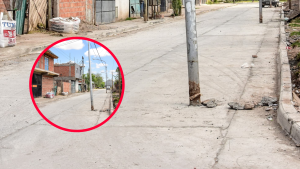 ¿Error de cálculos? Asfaltaron una calle de Neuquén y dejaron los postes de luz en el medio, las fotos