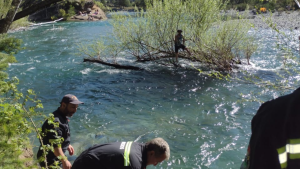 Dramático rescate en un camping de El Bolsón: quiso cruzar el río Azul en moto y terminó con hipotermia