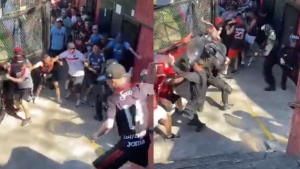 Escándalo en Defensores de Belgrano vs. Mitre: un enfrentamiento entre hinchas terminó con 16 policías heridos