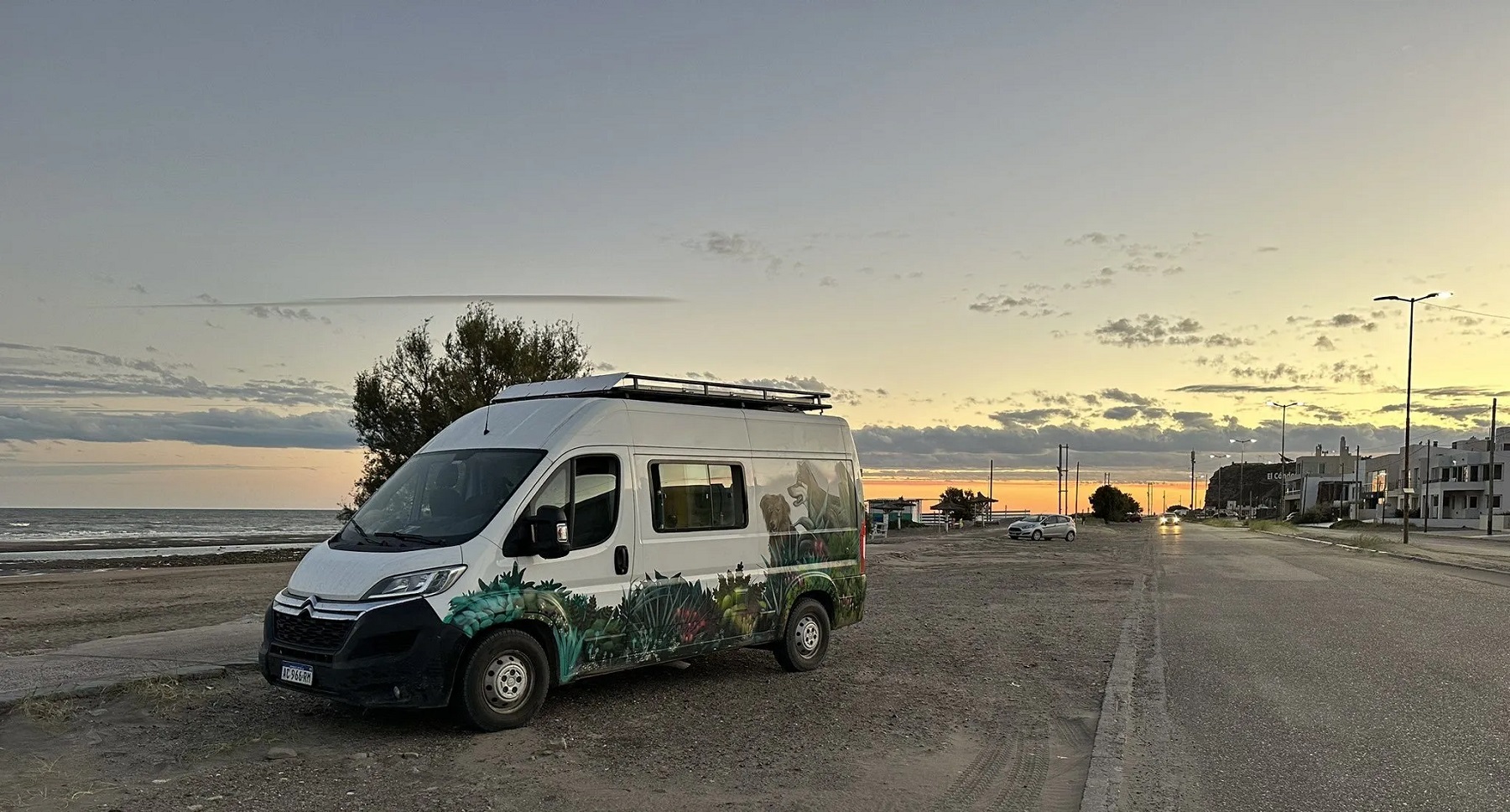 Guido en su motorhome y con sus tres perros recorrió el país durante siete  meses. Foto Guido Rodríguez. 