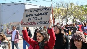 Marcha universitaria en Neuquén y Río Negro: seguí el minuto a minuto de las movilizaciones