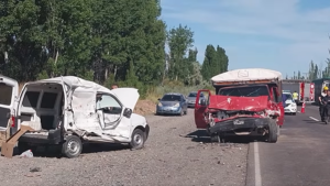 Violento choque frontal dejó tres heridos en Ruta 22, cerca de Roca