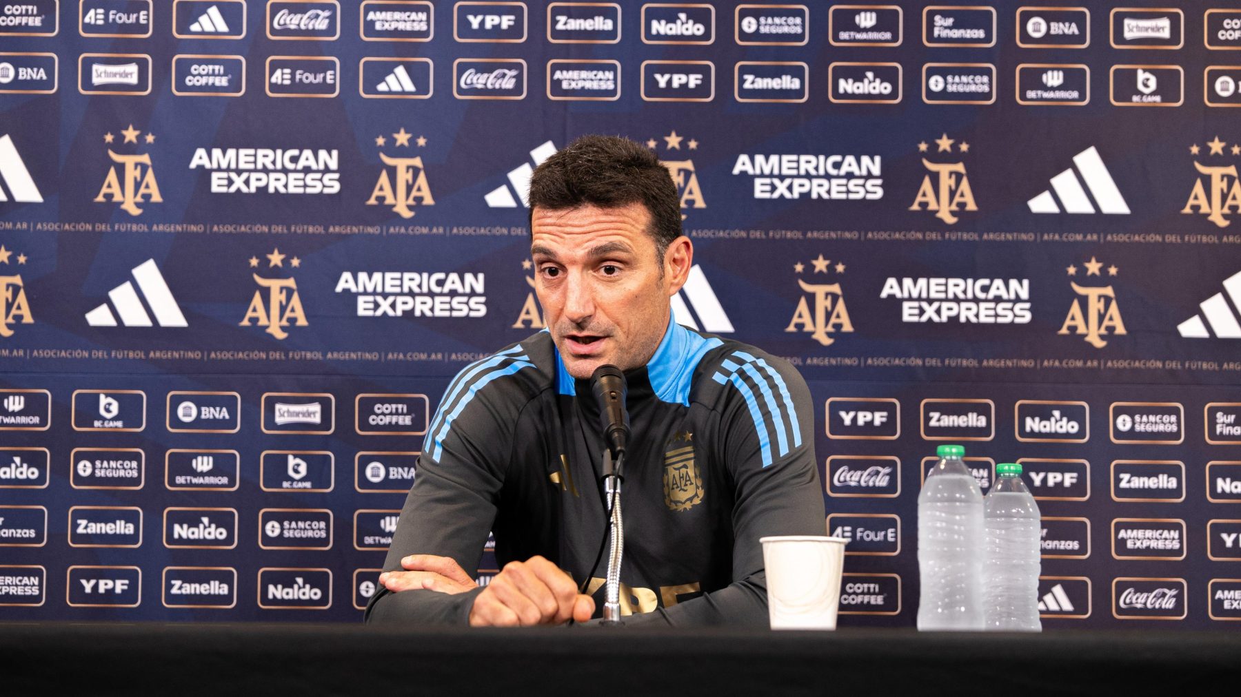 Scaloni no descartó convocar a otro jugador para el partido con Bolivia del próximo martes. (Foto: @Argentina)