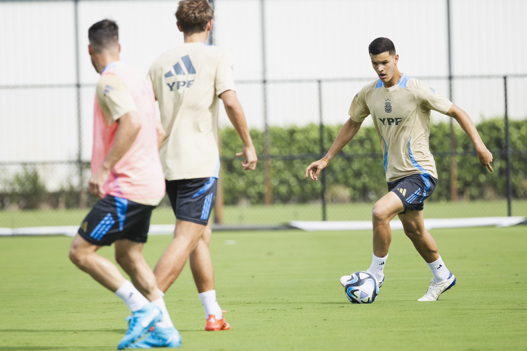 Valentín Carboni se rompió los ligamentos cruzados.