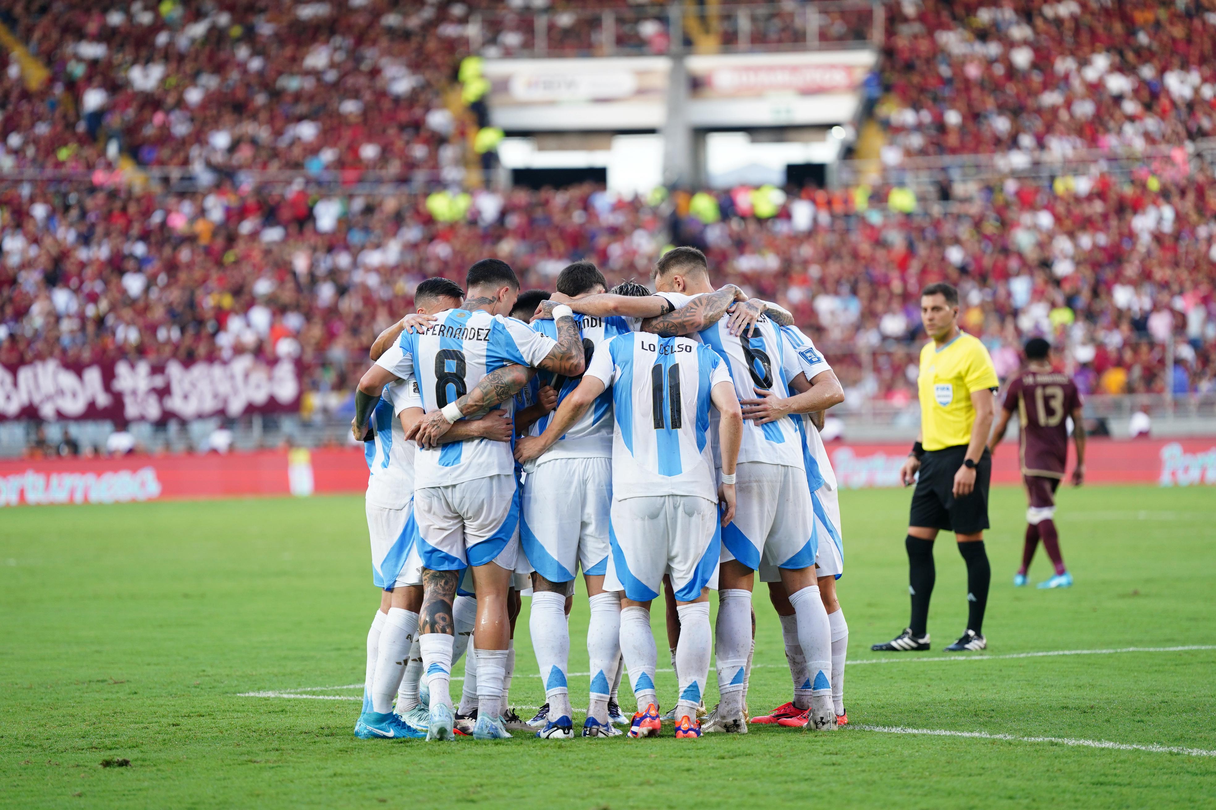 El plantel argentino arribó a Ezeiza este viernes al mediodía y desde allí partieron rumbo al predio Lionel Messi.