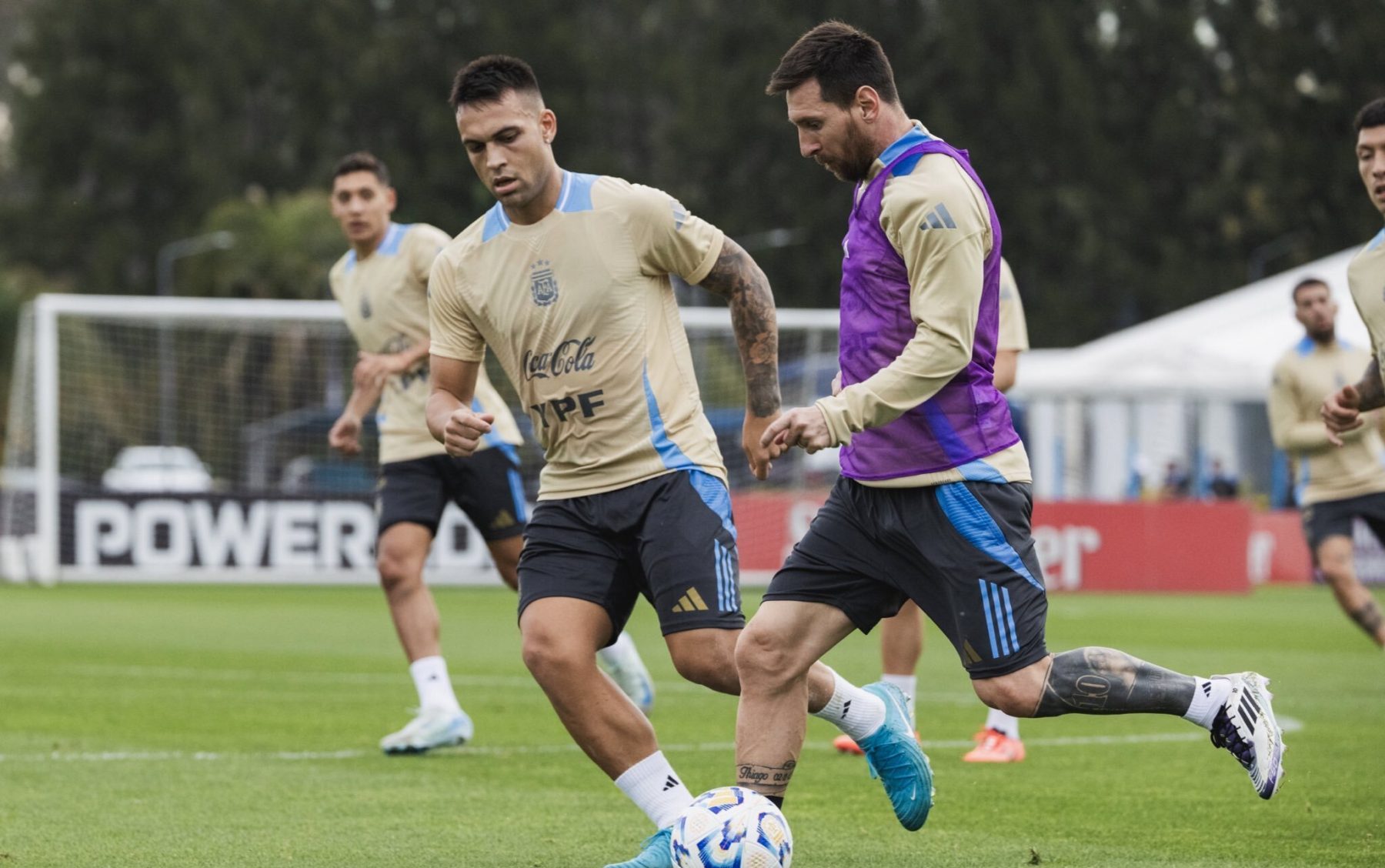 Messi y Lautaro Martínez serían la dupla de ataque contra Bolivia. (Foto: @Argentina)