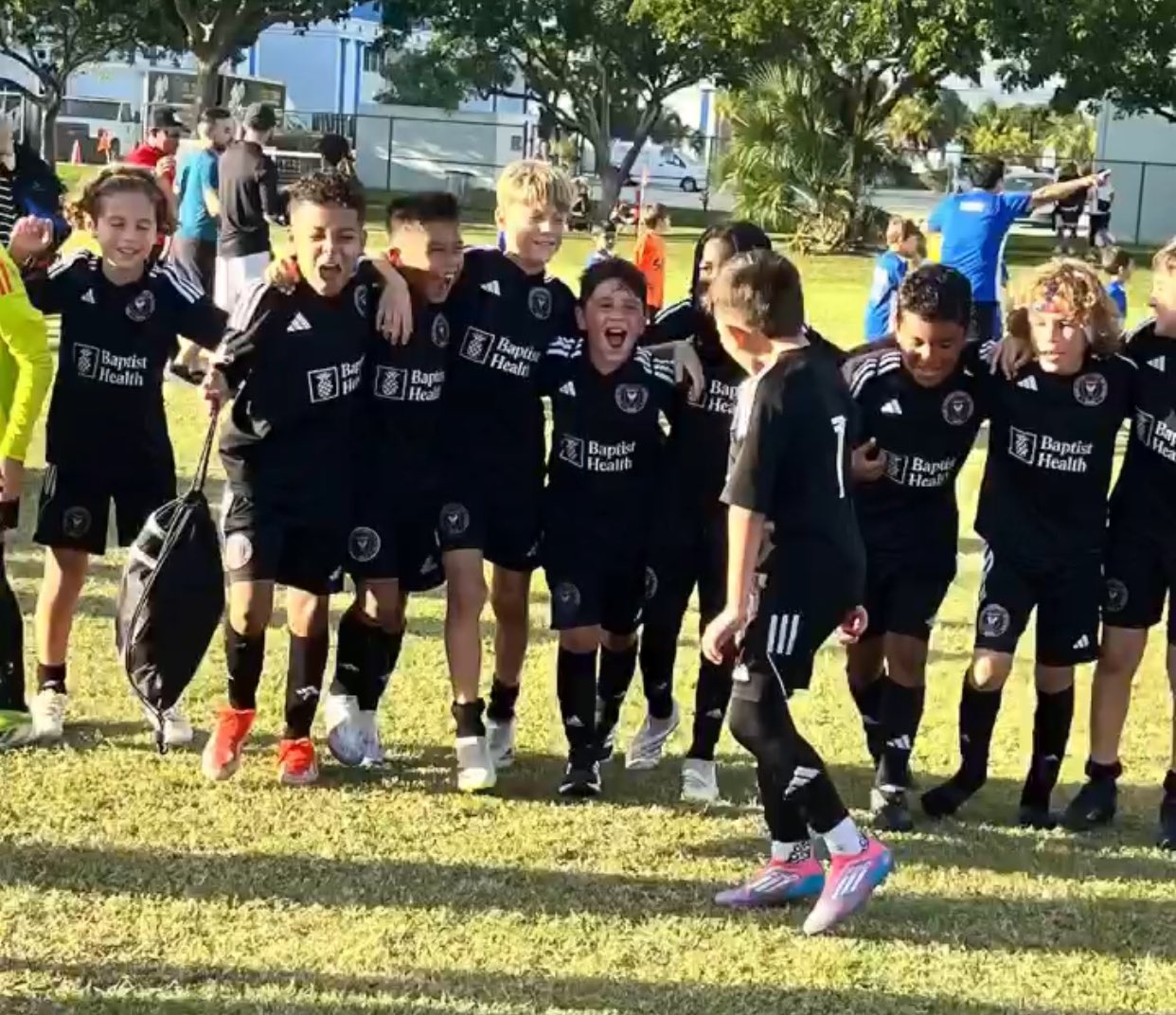 Mateo Messi festeja el título que ganó con el equipo Sub 10 de la academia del Inter Miami.