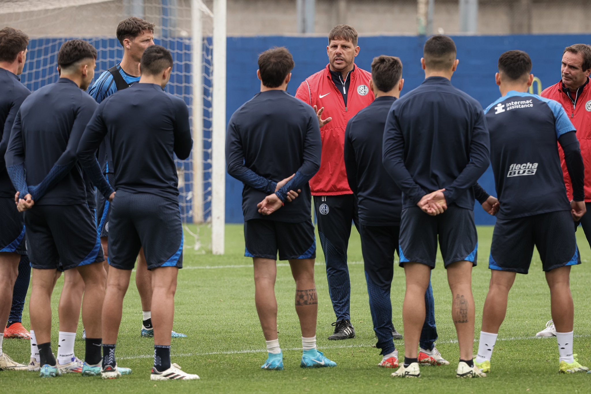 La barra del Ciclón visitó al plantel de San Lorenzo y pidió explicaciones por el momento que atraviesa el equipo.