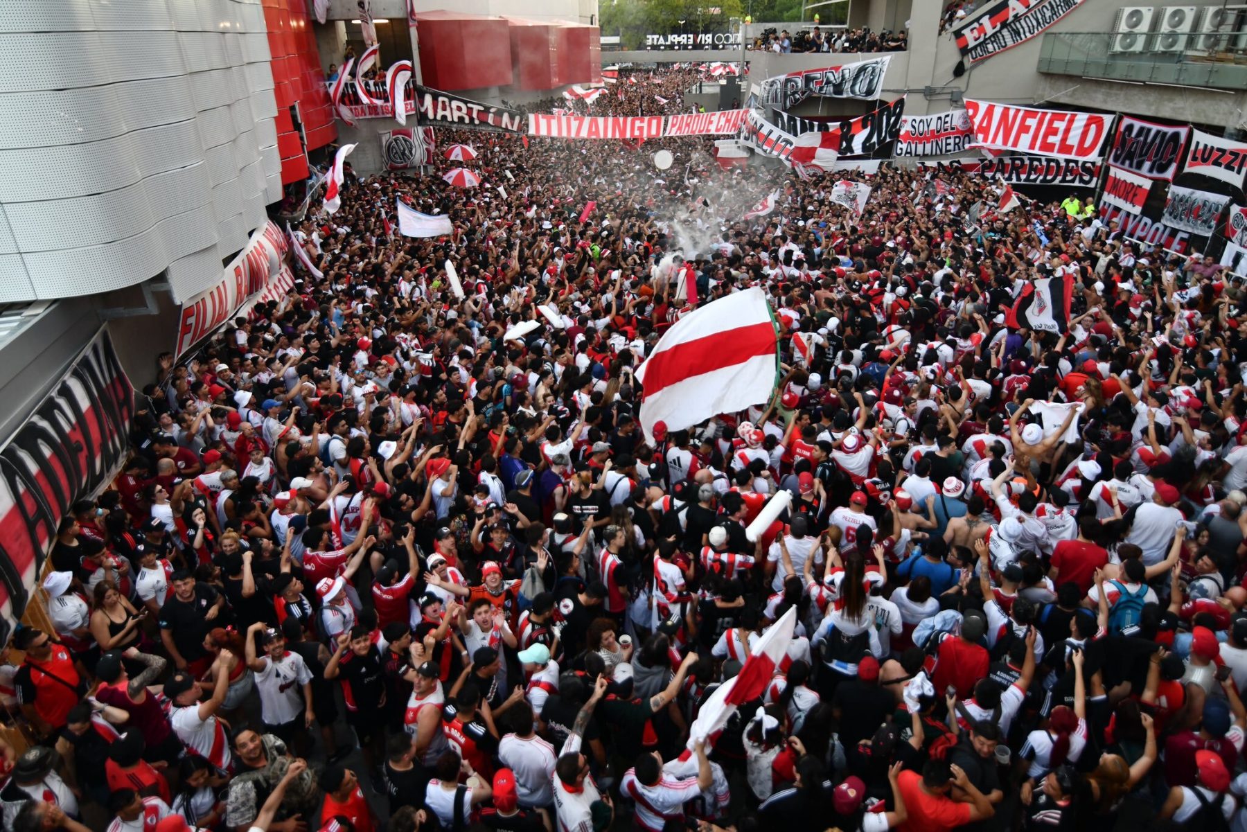 Miles de hinchas de River participaron del banderazo en el Monumental.