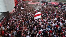 Imagen de El hincha de River elige creer: un banderazo multitudinario en el Monumental