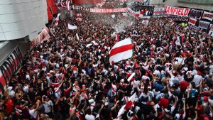 El hincha de River elige creer: un banderazo multitudinario en el Monumental