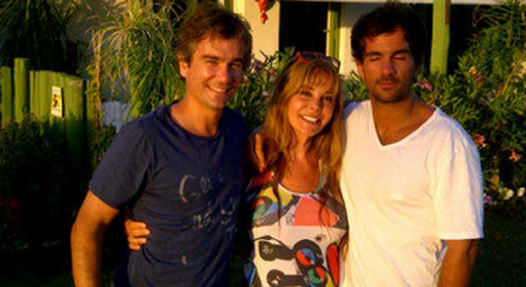 Graciela Alfano junto a sus hijos Gonzalo y Francisco.