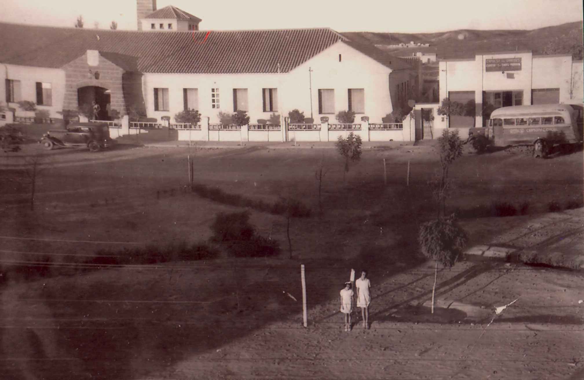 Recuerdo de otro tiempo en el Hospital Zonal. Al fondo, el cementerio. Foto: Museo Regional Choele Choel. 