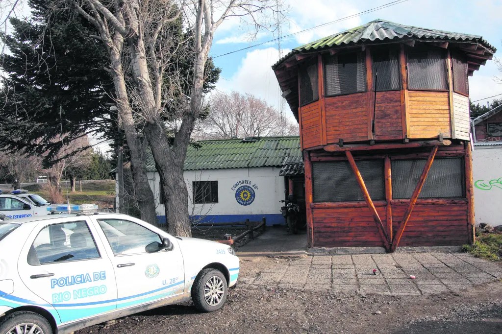 Policías de la comisaría 28 trabajaron en el lugar del hecho, con funcionarios de la fiscalía. (foto de archivo)