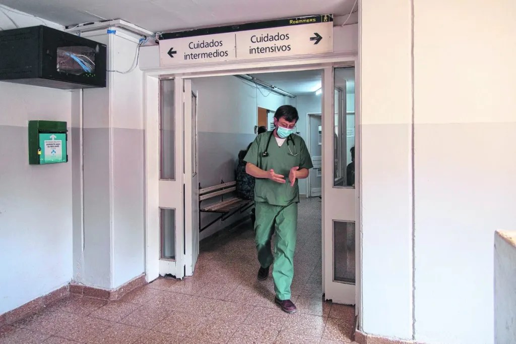 El hombre apuñalado entró la noche del lunes en el hospital Ramón Carrillo de Bariloche donde lo operaron de urgencia y este martes permanecía internado. (foto de archivo)