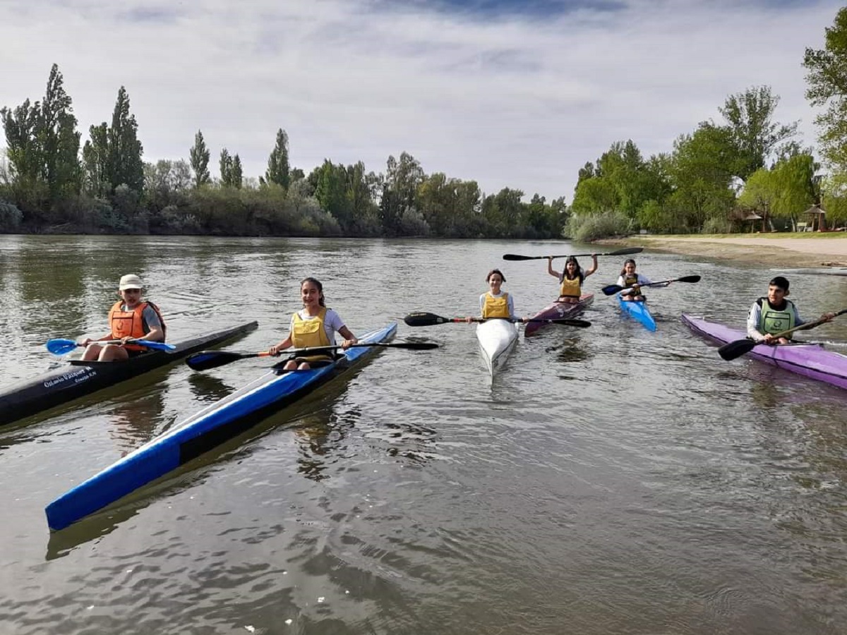 Práctica deportiva en una de las tres escuelas de canotaje que hay en General Conesa.