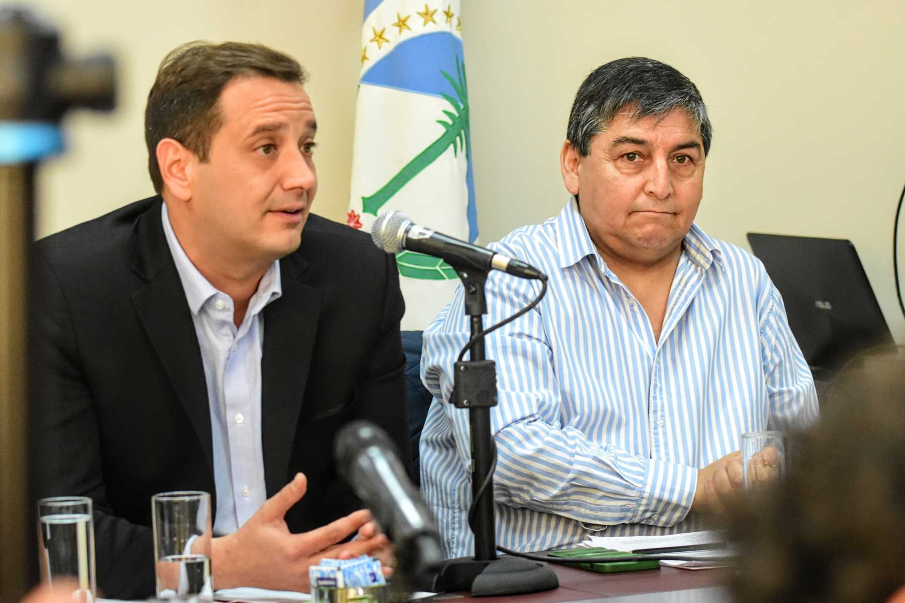 El ministro Castrelli concurrió a la comisión de Asuntos Constitucionales junto al secretario general de ATE, Carlos Quintriqueo. Foto Cecilia Maletti.