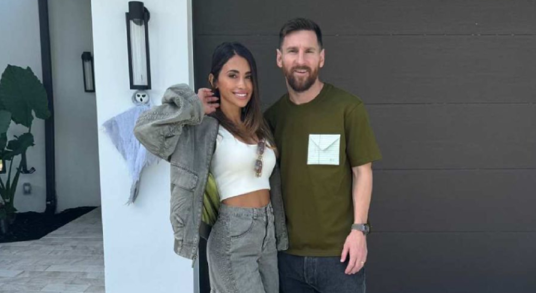 Lionel Messi y Antonela Rocuzzo con looks casuales.