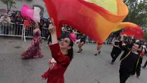 No hubo lluvia que los pare: en 10 fotos, así se vivió el gran desfile por el aniversario de Cipolletti