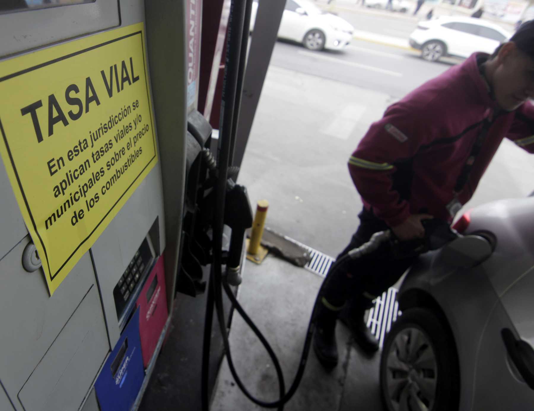 Los surtidores donde se cobra tasa vial para subsidiar al transporte público ya están en las estaciones de servicio (foto Oscar Livera)