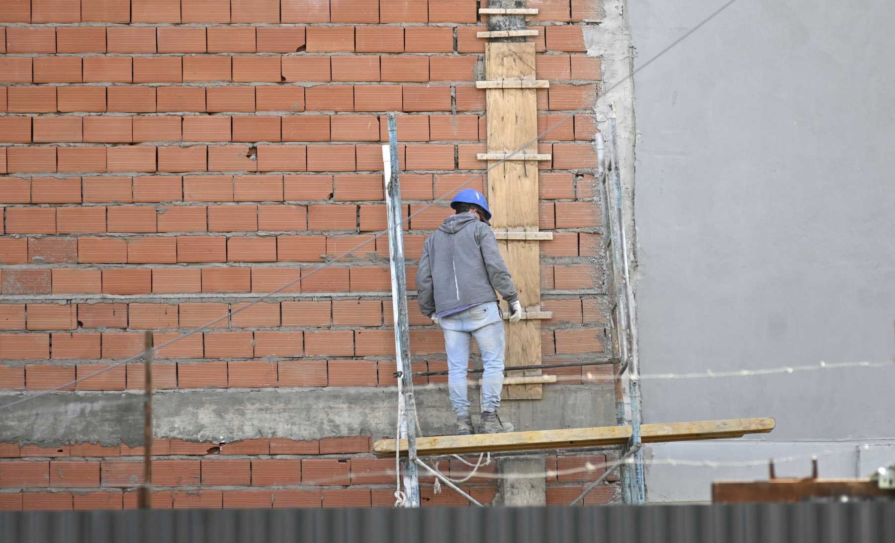 Construcción, comercio y gastronómicos. Allí se concentra la mayor demanda de inspecciones. La sanción puede ser económica o un apercibimiento para la empresa. Foto Florencia Salto.