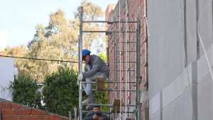 Cayó al vacío un obrero en pleno centro de Neuquén: se encontraba a cuatro metros de altura