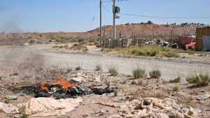 Respirar humo y abastecerse de la basura: cómo es vivir con el fuego en la meseta de Neuquén