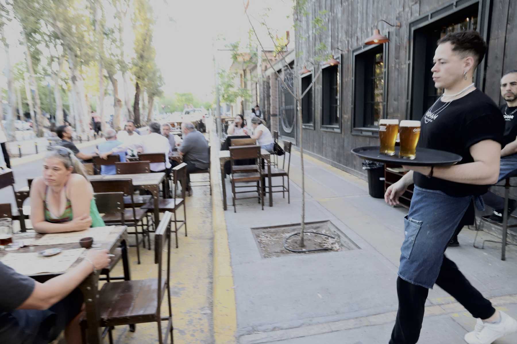 Los gastronomicos con espacio para DJ o bailes estarán abiertos todos los días hasta la madrugada (foto Fabián Ceballos)