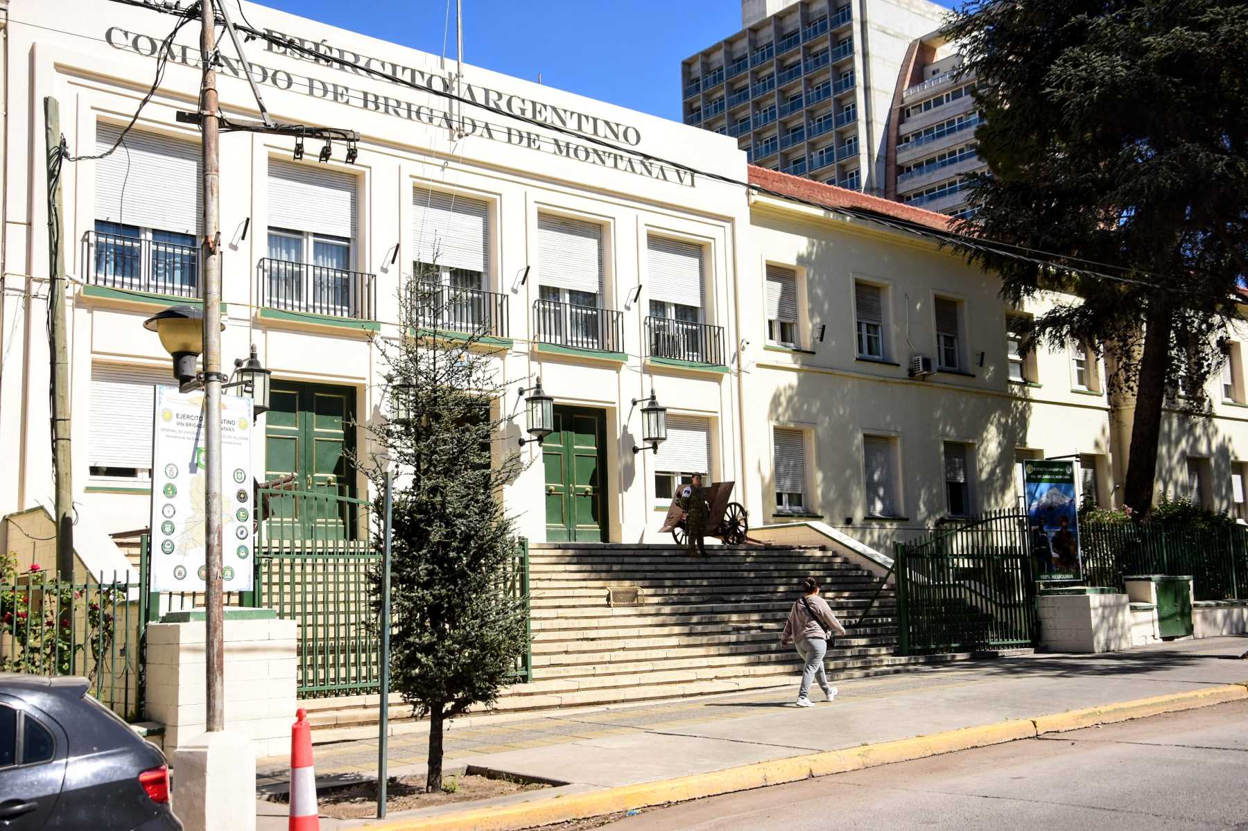 Pablo Todero marcó que un edificio del Ejército de Neuquén se puso a la venta. Foto: Cecilia Maletti.